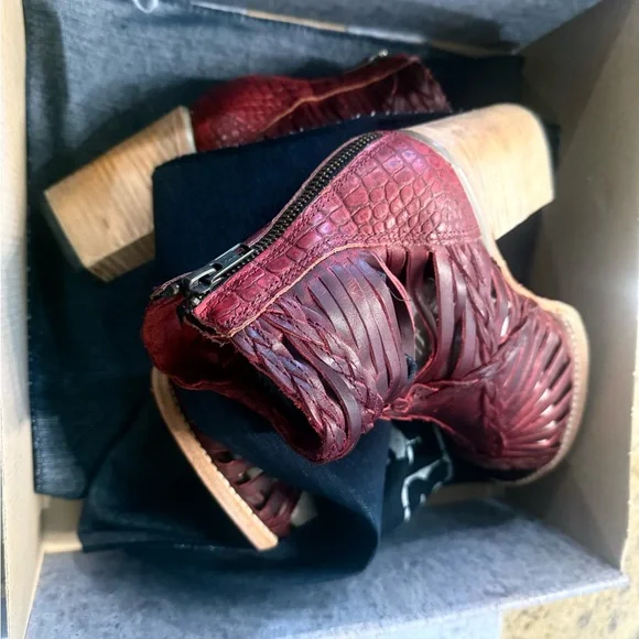 Freebird Bela Red Leather Ankle Booties NWT size 10 - Picture 3 of 6